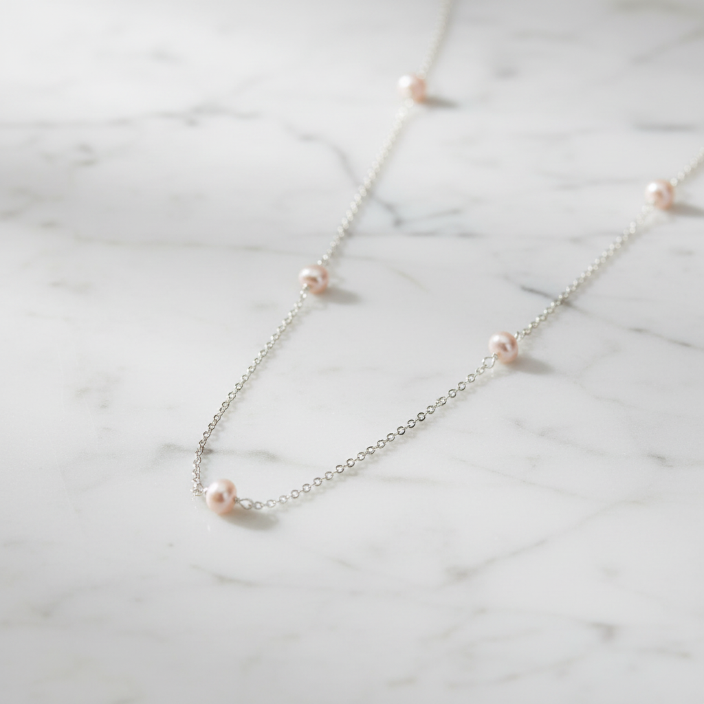 Collar de perlas sobre mármol
