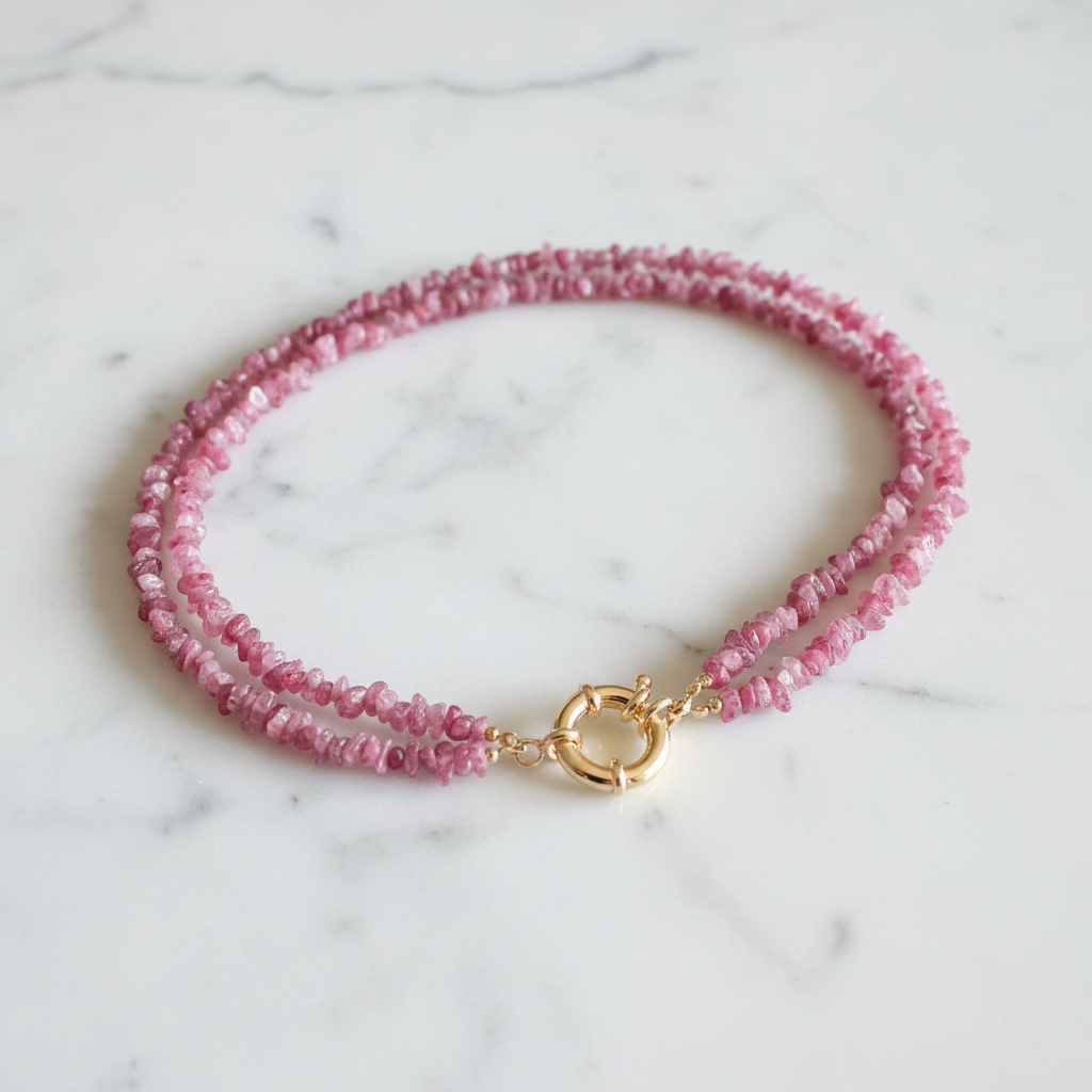 Collar de turmalina rosa sobre mármol