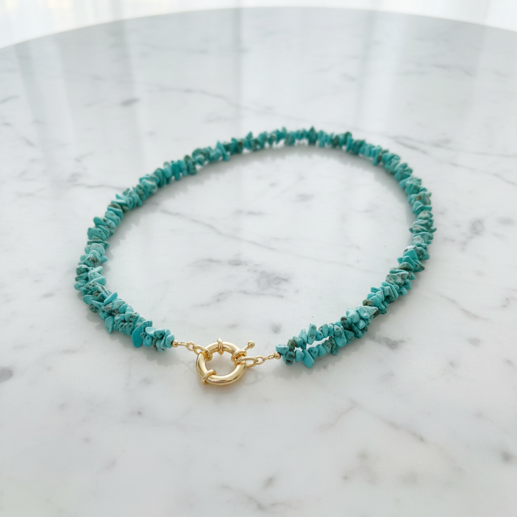 Collar de turquesa sobre mármol