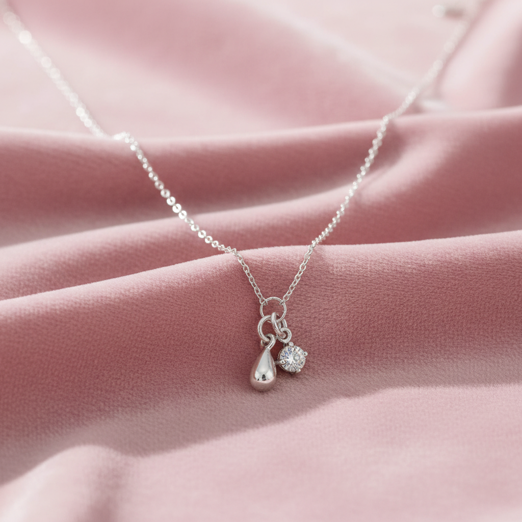 Collar sobre terciopelo rosa