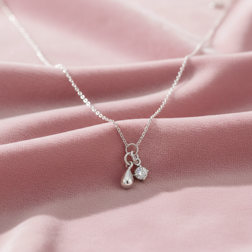 Collar sobre terciopelo rosa