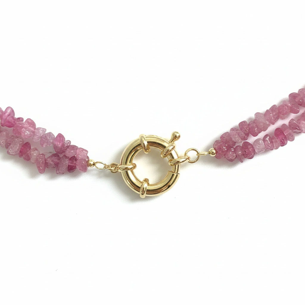 Detalle de las cuentas de turmalina rosa y cierre dorado