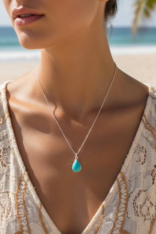 Mujer usando collar de turquesa
