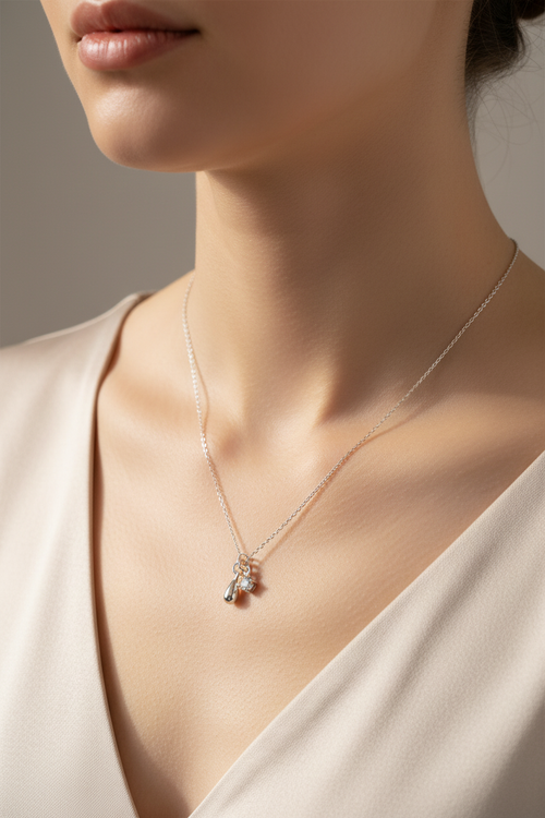 Mujer usando el collar